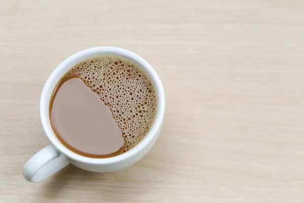 木製テーブルの上の白いコーヒー カップで熱いコーヒー. — ストック写真