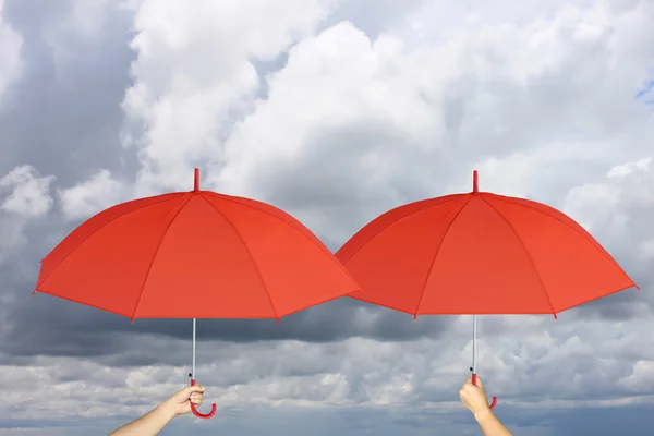 Deux parapluie rouge à la main et protection contre la pluie . — Photo