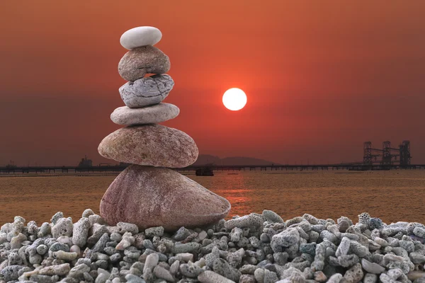 Equilibrio piedra sobre pila roca de fondo puesta de sol en la noche . —  Fotos de Stock