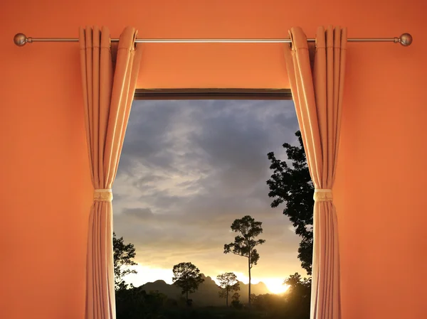 Pokój pomarańczowy mają okna z żaluzjami, które można zobaczyć zachód słońca w nawet — Zdjęcie stockowe