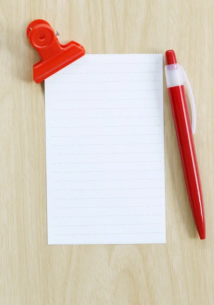 Obs papper och röd penna placeras på trägolv. — Stockfoto