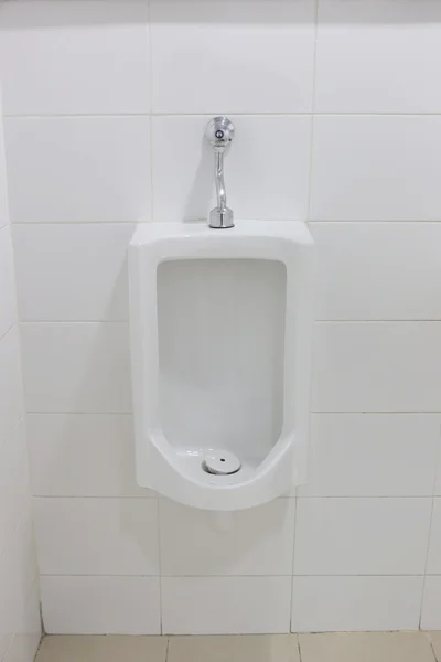 Modernes Urinal im Männer-Badezimmer. — Stockfoto