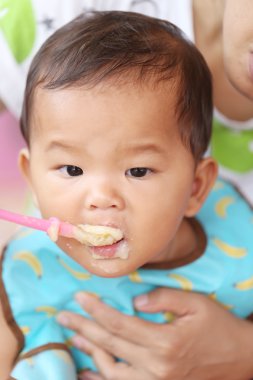 Asya bebek çocuk kavramı sağlık gıdalar ve fındık yemek yeme için