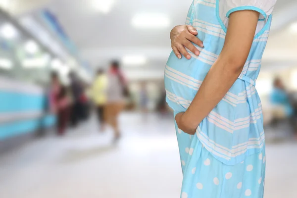 Schwangere tragen blaue Umstandskleidung. — Stockfoto