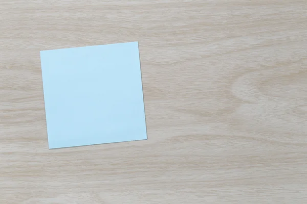Not Kağıt ahşap zemin üzerinde yerleştirilen mavi. — Stok fotoğraf