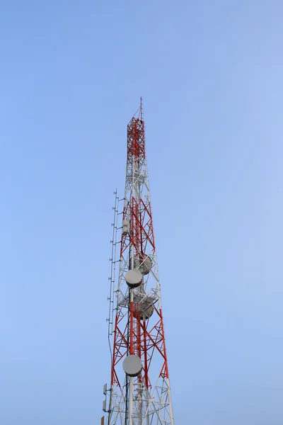 Κεραία για τηλεφωνικές επικοινωνίες στο φωτεινό ουρανό διάρκεια ημέρας. — Φωτογραφία Αρχείου