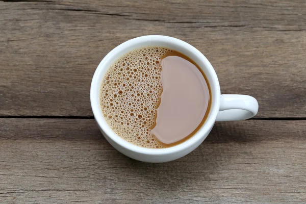 Caffè caldo in una tazza di caffè bianca su un tavolo di legno . — Foto Stock