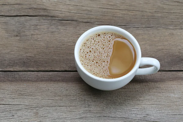 Caffè caldo in una tazza di caffè bianca su un tavolo di legno . — Foto Stock