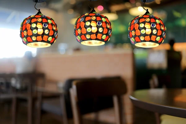 カフェで温かみのある照明モダンなシーリング ランプ. — ストック写真