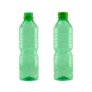 Beyaz arkaplanda izole edilmiş yeşil plastik şişe.