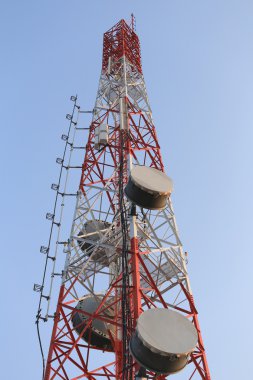 Telefon iletişimde parlak gökyüzü gündüz için anten.