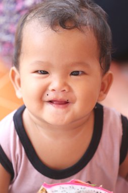 Dragon meyve ile mutlu bir şekilde yeme Asya bebek.