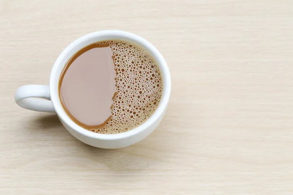 Café quente em uma xícara de café branco na mesa de madeira . — Fotografia de Stock