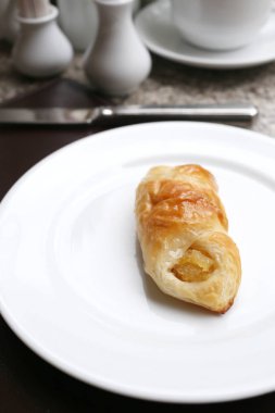 pişmiş tatlı ya da meyve beyaz tabak üzerinde ekmek.