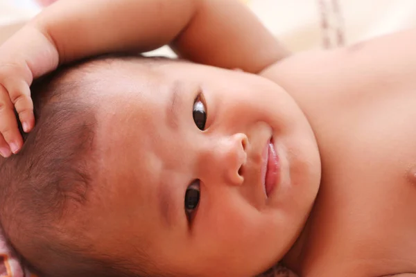Asiatisches Baby weint auf dem Bett. — Stockfoto