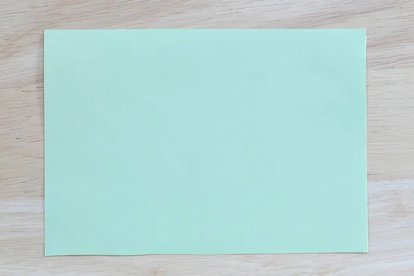 Papel de bloc de notas verde de espacio vacío y copia sobre fondo de madera — Foto de Stock