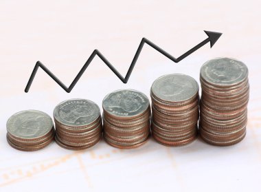 Gümüş sikke yığını ve ok çizgi.