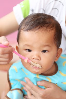Asya bebek çocuk kavramı sağlık gıdalar ve fındık yemek yeme için