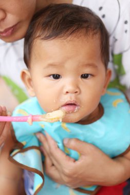 Asya bebek çocuk kavramı sağlık gıdalar ve fındık yemek yeme için