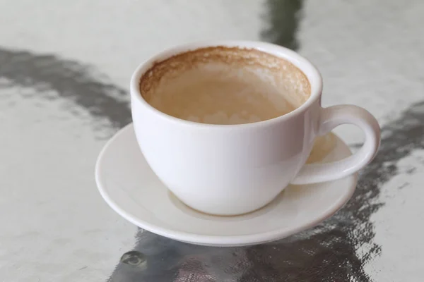 Taza de café blanco con manchas de café en la mesa . — Foto de Stock