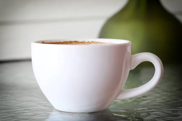 Witte koffiemok op tafel. — Stockfoto