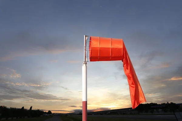 Wind sok van de apparatuur controleren de klap van de windrichting. — Stockfoto