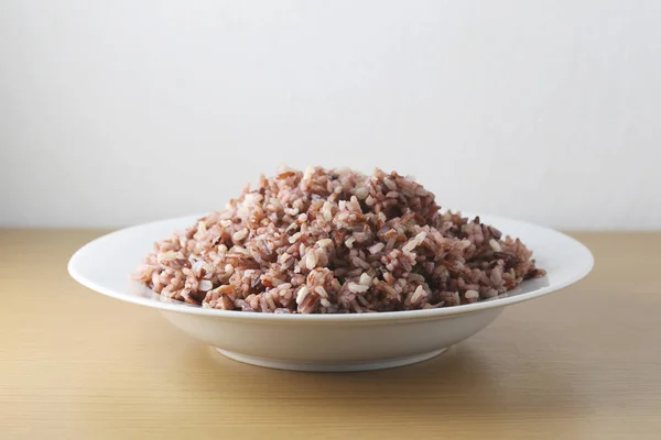 갈색 태국 쌀 베리 또는 흰색 접시에 갈색 재 스민 쌀 요리 — 스톡 사진
