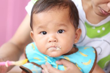 Asya bebek çocuk kavramı sağlık gıdalar ve fındık yemek yeme için
