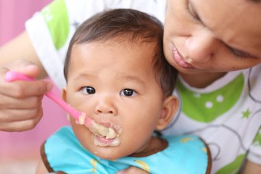 Asya bebek çocuk kavramı sağlık gıdalar ve fındık yemek yeme için