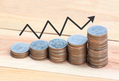 Gümüş sikke yığını ve ok çizgi.