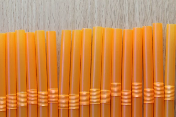 Drinken buis van oranje kleur in abstracte achtergrond. — Stockfoto