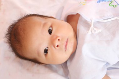 Asya bebek yüzüne bir şüphe olduğunu öğrenme geliştirilmesi.