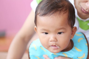 Asya bebek çocuk kavramı sağlık gıdalar ve fındık yemek yeme için