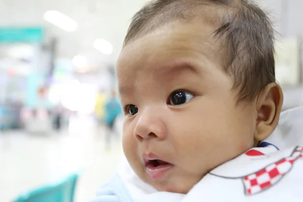 Aziatische baby in gezicht een vermoeden zijn ontwikkeling van leren. — Stockfoto