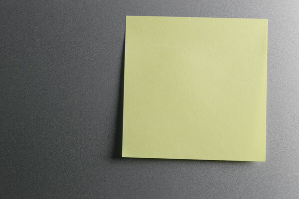 Пустой желтый лист бумаги на двери холодильника для дизайна
.
