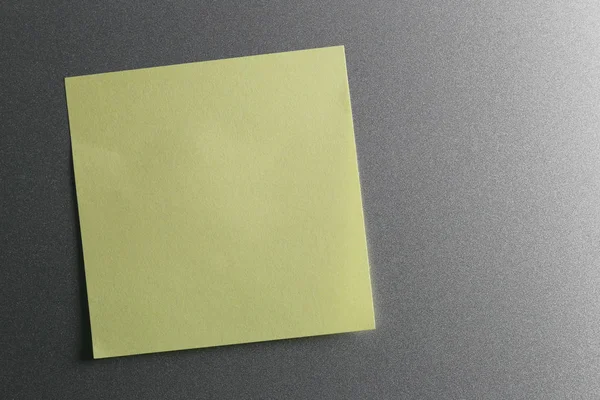 Buzdolabı kapı tasarımı için sayfada boş sarı kağıt. — Stok fotoğraf