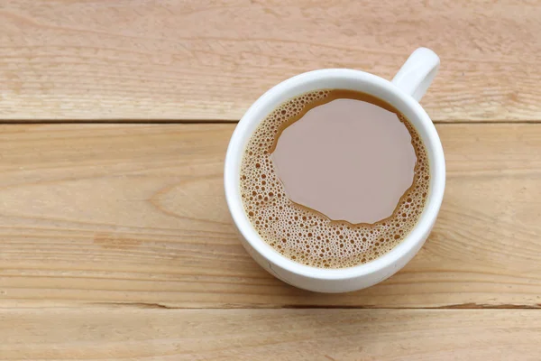 Kopi panas dalam cangkir kopi putih di atas meja kayu . — Stok Foto