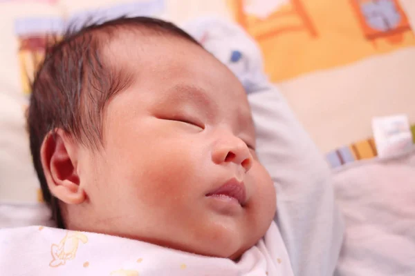 アジアの赤ちゃんがベッドで眠っているクローズ アップ. — ストック写真