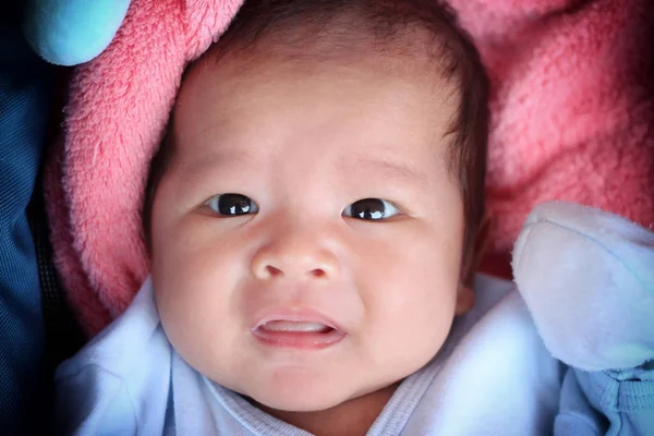 Asiatisches Baby im Verdacht der Lernentwicklung. — Stockfoto