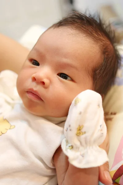 Asiatisches Baby im Verdacht der Lernentwicklung. — Stockfoto