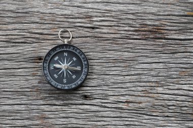 Kahverengi ahşap zemin üzerinde pusula.