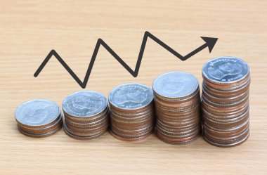 Gümüş sikke yığını ve ok çizgi.