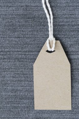 Denim ya da kot üzerinde kahverengi kağıt etiket kenevir ip ile bağlı.