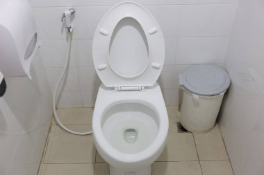 Erkekler tuvaletinde modern klozet.