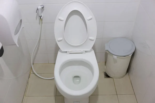 Bacia WC moderno em um banheiro dos homens . — Fotografia de Stock