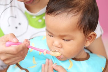 Asya bebek çocuk kavramı sağlık gıdalar ve fındık yemek yeme için