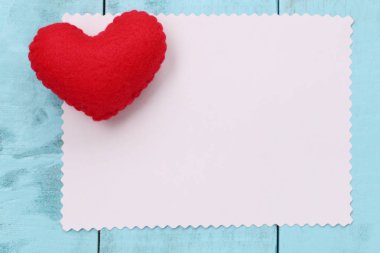 Giriş metin veya ilet için boş kağıt Not kırmızı kalp yerleştirilen