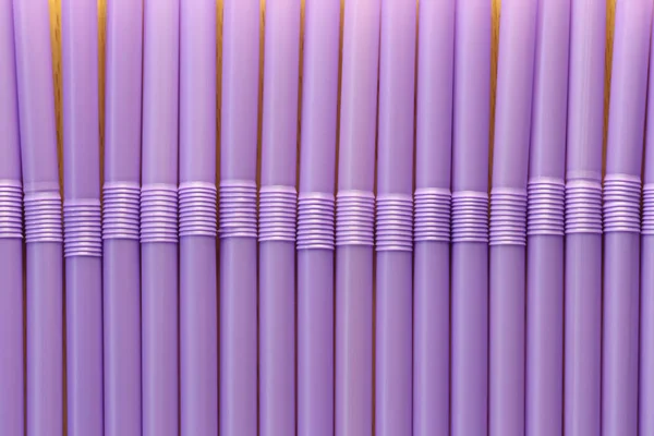 Tubo de bebida de cor violeta em fundo abstrato . — Fotografia de Stock