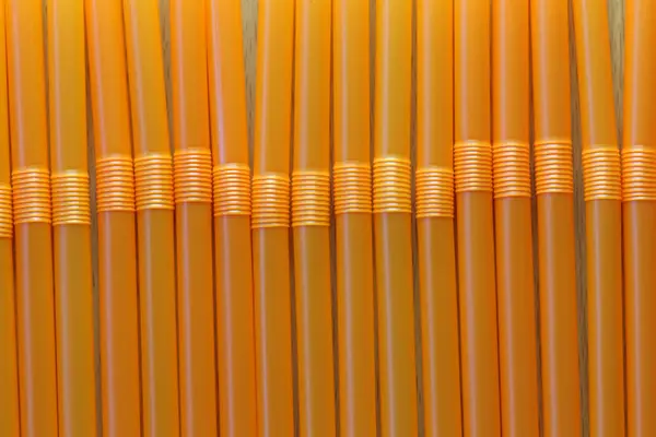 Tubo de bebida de color naranja en fondo abstracto . — Foto de Stock