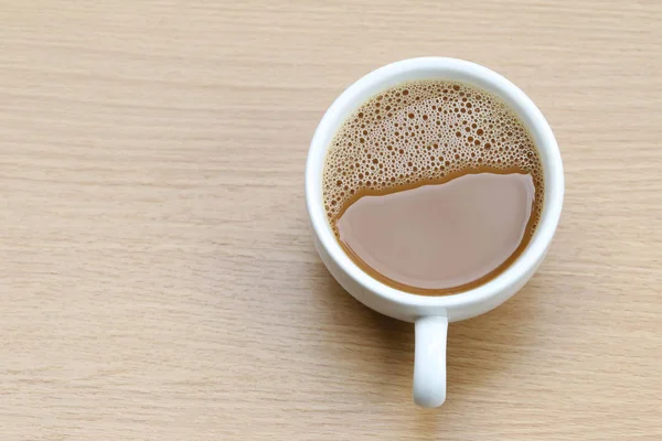 Caffè caldo in una tazza di caffè bianca su un tavolo di legno . — Foto Stock